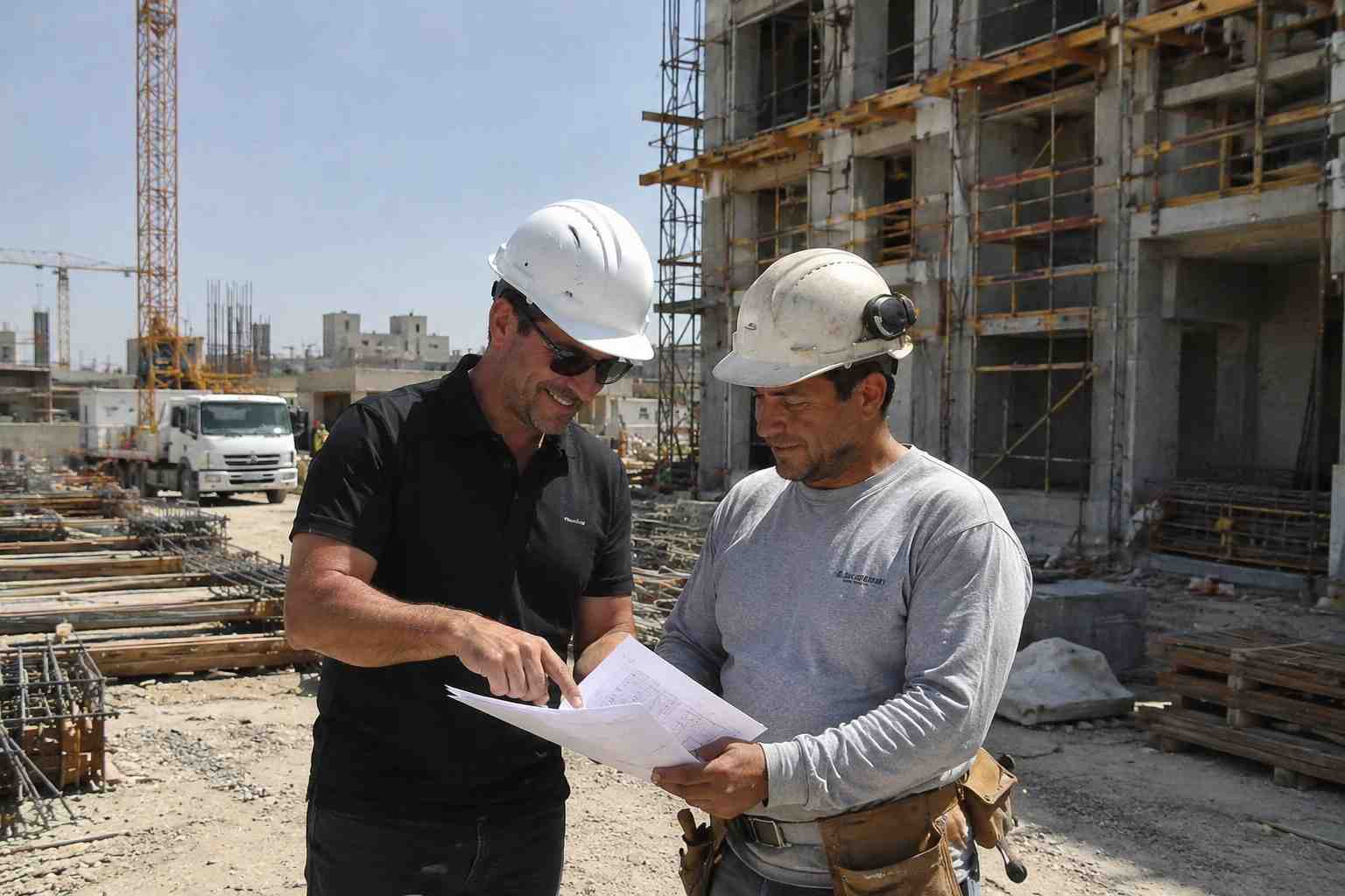 בקר בטיחות באתרי בנייה בודק יישום תכנית בטיחות מטעם היזם